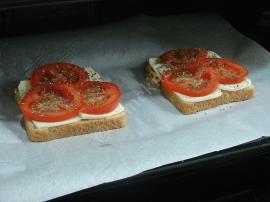 Fesleğenli Domatesli Ekmek Dilimleri