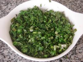 Yeşillikli Közlenmiş Kırmızı Biber Salatası