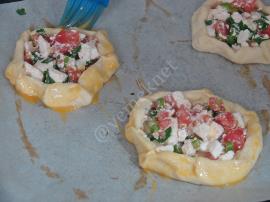 Domatesli Peynirli Ev Pidesi