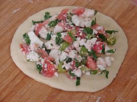 Domatesli Peynirli Ev Pidesi