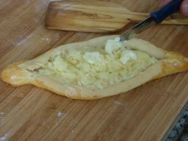 Tereyağlı Kaşarlı Ev Pidesi