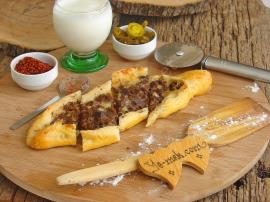 Kavurmalı Kaşarlı Karadeniz Pidesi
