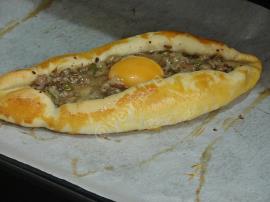 Kıymalı Yumurtalı Karadeniz Pidesi