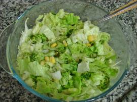 Hardal Soslu Brokoli Salatası