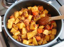 Kıymalı Havuçlu Patates Yemeği