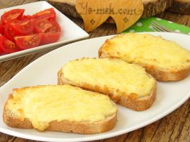 Kahvaltılık Yumurtalı Peynirli Ekmek Dilimleri