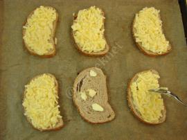 Kahvaltılık Yumurtalı Peynirli Ekmek Dilimleri