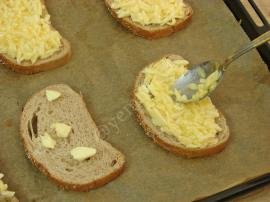 Kahvaltılık Yumurtalı Peynirli Ekmek Dilimleri