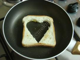 Ekmek İçinde Yumurta