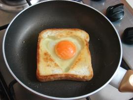 Ekmek İçinde Yumurta