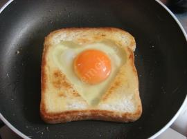 Ekmek İçinde Yumurta