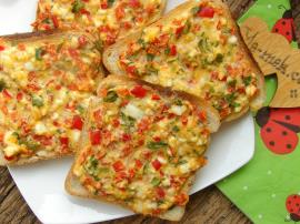 Kahvaltılık Domatesli Peynirli Ekmek Dilimleri