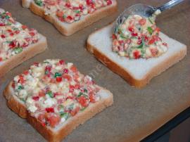 Kahvaltılık Domatesli Peynirli Ekmek Dilimleri