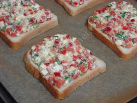 Kahvaltılık Domatesli Peynirli Ekmek Dilimleri