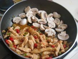 Acılı Mantarlı Tavuk Sote