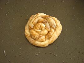 Haşhaşlı Cevizli Burma Çörek