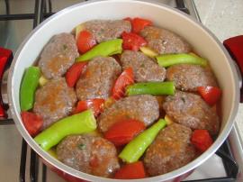 Tencerede Köfteli Patates Yemeği