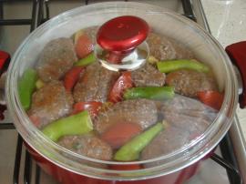 Tencerede Köfteli Patates Yemeği