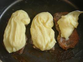Tencerede Patates Püreli Et Yemeği