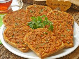 Ekmek Üstü Lahmacun