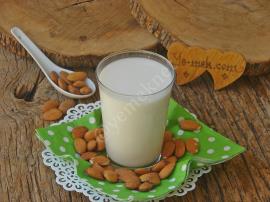 Süte Alerjisi Olanların Gönül Rahatlığı İle Tercih Edebileceği Vegan Süt : Badem Sütü