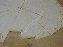 Hazır Yufkadan Peynirli Kruvasan Börek
