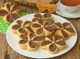 İki Renkli Çiçek Kurabiye