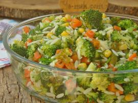 Brokoli Böyle Çok Güzel Oluyor : Şehriyeli Brokoli Salatası