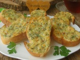 Fırında Maydanozlu Ekmek Dilimleri