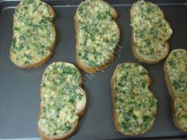 Fırında Maydanozlu Ekmek Dilimleri