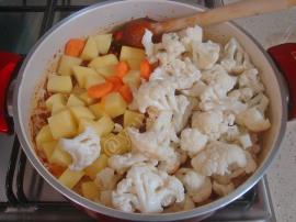 Tencerede Köfteli Karnabahar Yemeği