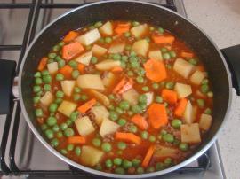 Kıymalı Patatesli Bezelye Yemeği