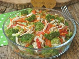 Oldukça Hafif Ve Lezzetli Bir Salata : Tavuklu Brokoli Salatası
