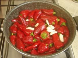 Acı Kırmızı Biber Turşusu