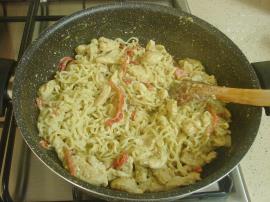 Pesto Soslu Tavuklu Noodle