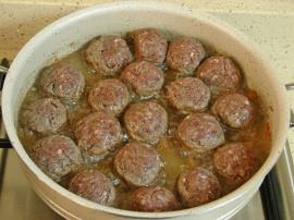 Güveçte Soslu Köfte