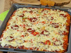 Kapış Kapış Giden Anne Usulü Ev Pizzası : Fırın Tepsisinde Pizza