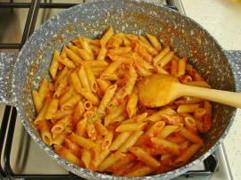 Sosuyla Pişen Makarna