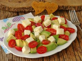 Besleyici, Doyurucu ve Çok Lezzetli : Peynirli Avokado Salatası