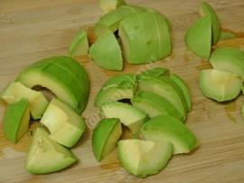 Peynirli Avokado Salatası