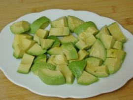 Peynirli Avokado Salatası