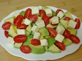 Peynirli Avokado Salatası