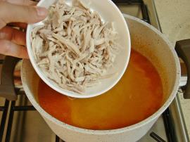 Tavuklu Un Çorbası