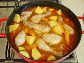 Tencerede Sulu Tavuk Yemeği