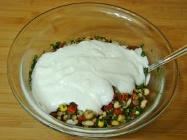 Yoğurtlu Bakliyat Salatası