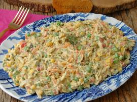 Ana Yemek Doyuruculuğunda : Sebzeli Tavuk Salatası