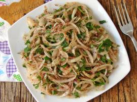 Sumaklı Soğan Salatası