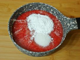 Çilek Soslu İrmik Tatlısı