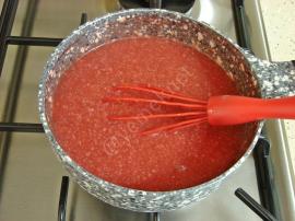 Çilek Soslu İrmik Tatlısı