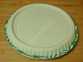 Çilek Soslu İrmik Tatlısı